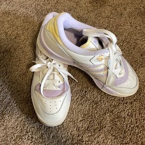 Love these shoes but they’re too big for me. Only worn once!